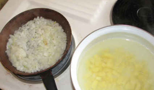 суп-пюре из зеленого горошка и ароматный хлеб с травами