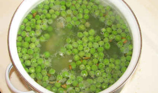 суп-пюре из зеленого горошка и ароматный хлеб с травами