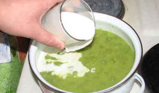 суп-пюре из зеленого горошка и ароматный хлеб с травами