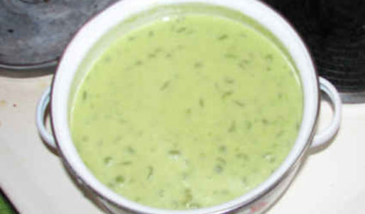 суп-пюре из зеленого горошка и ароматный хлеб с травами