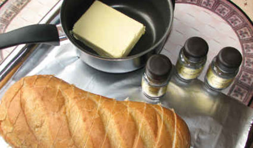 суп-пюре из зеленого горошка и ароматный хлеб с травами