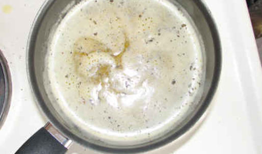 суп-пюре из зеленого горошка и ароматный хлеб с травами