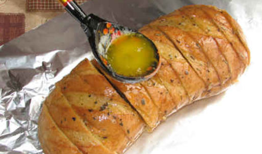 суп-пюре из зеленого горошка и ароматный хлеб с травами