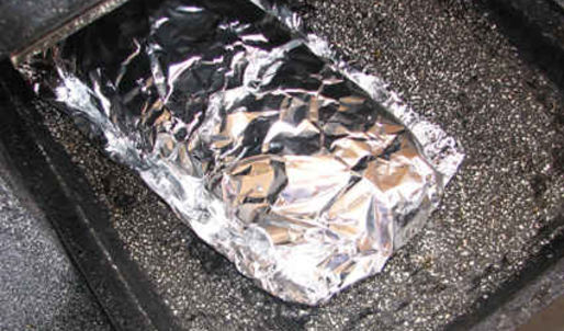 суп-пюре из зеленого горошка и ароматный хлеб с травами