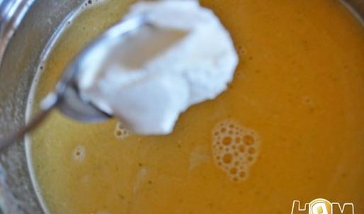 суп-пюре с красной рыбой, картофелем и укропом