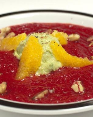 Свекольный суп-пюре с мороженым из авокадо