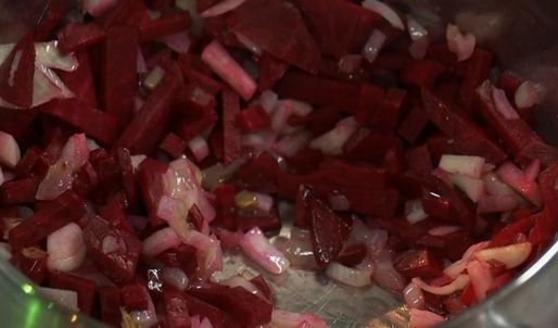 свекольный суп-пюре с мороженым из авокадо