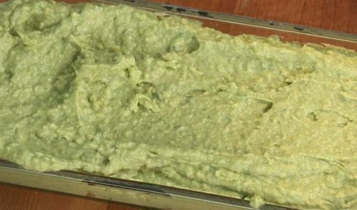 свекольный суп-пюре с мороженым из авокадо