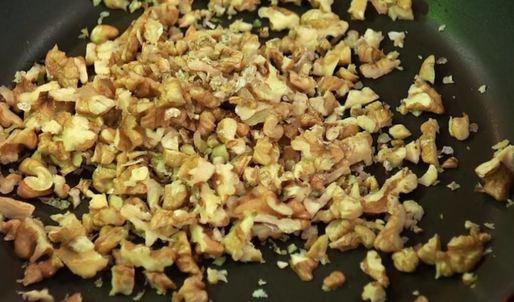 свекольный суп-пюре с мороженым из авокадо