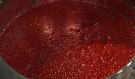 свекольный суп-пюре с мороженым из авокадо