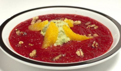 свекольный суп-пюре с мороженым из авокадо