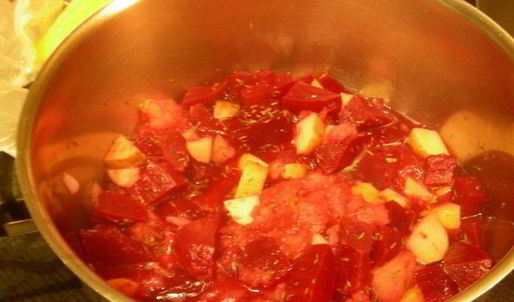 свекольный суп-пюре с яблоком и тимьяном