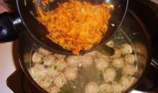 суп с фрикадельками и томатной пастой