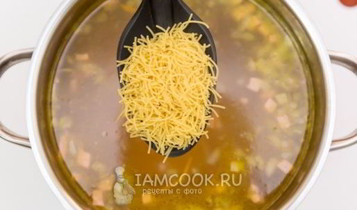 суп с колбасой и вермишелью