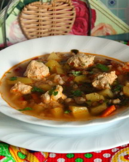 Рецепт супа с куриными фрикадельками, свекольными листьями и перловкой