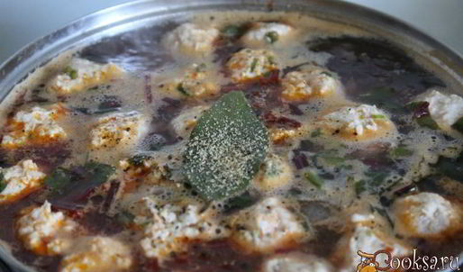 суп с куриными фрикадельками, свекольными листьями и перловкой