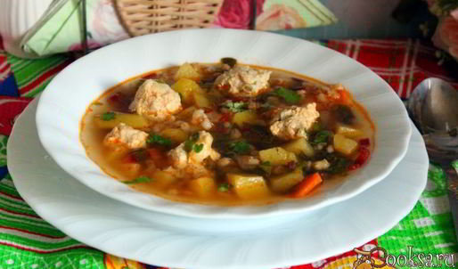 суп с куриными фрикадельками, свекольными листьями и перловкой