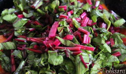 суп с куриными фрикадельками, свекольными листьями и перловкой