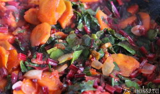 суп с куриными фрикадельками, свекольными листьями и перловкой