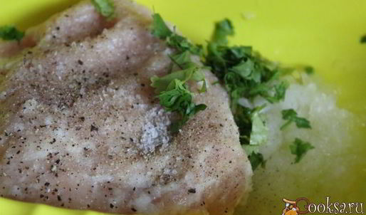 суп с куриными фрикадельками, свекольными листьями и перловкой