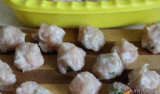 суп с куриными фрикадельками, свекольными листьями и перловкой