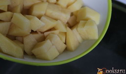 суп с куриными фрикадельками, свекольными листьями и перловкой