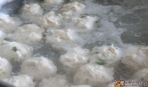 суп с куриными фрикадельками, свекольными листьями и перловкой