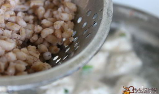 суп с куриными фрикадельками, свекольными листьями и перловкой