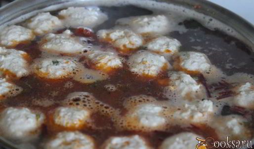 суп с куриными фрикадельками, свекольными листьями и перловкой