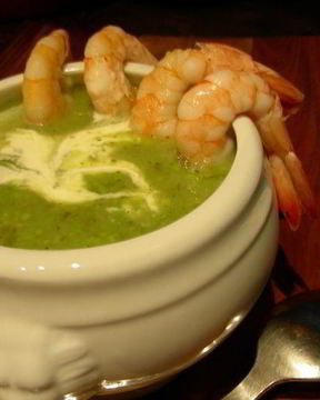 Суп с зеленым горошком, соусом песто и креветками