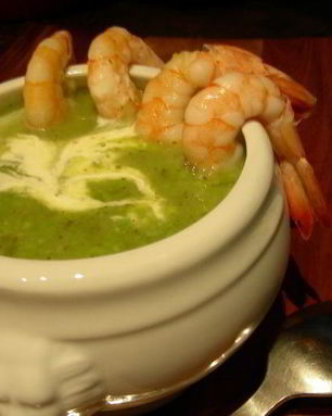 Суп с зеленым горошком, соусом песто и креветками