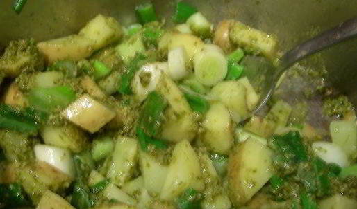 суп с зеленым горошком, соусом песто и креветками