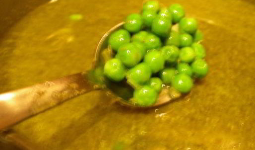 суп с зеленым горошком, соусом песто и креветками