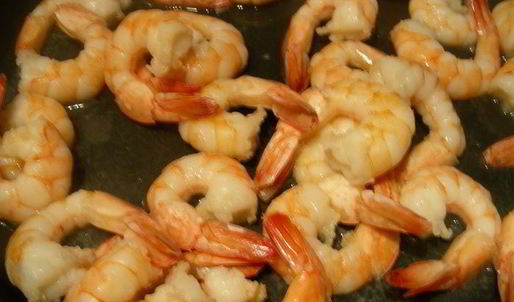 суп с зеленым горошком, соусом песто и креветками