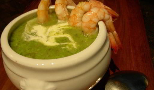 суп с зеленым горошком, соусом песто и креветками