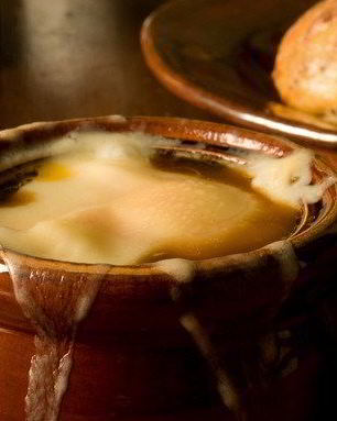 Луковый суп, запеченный под сырной корочкой