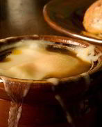 Луковый суп, запеченный под сырной корочкой