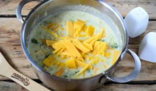 сырный суп с брокколи в булочках