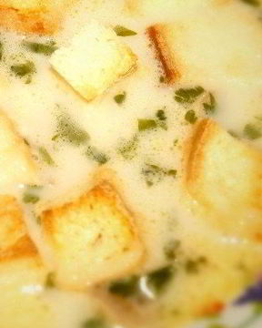 Сырный суп с курицей, шампиньонами и гренками