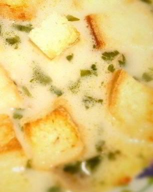 Сырный суп с курицей, шампиньонами и гренками