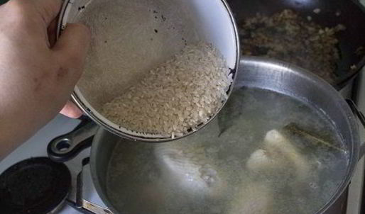 сырный суп с рисом и куриными кнелями