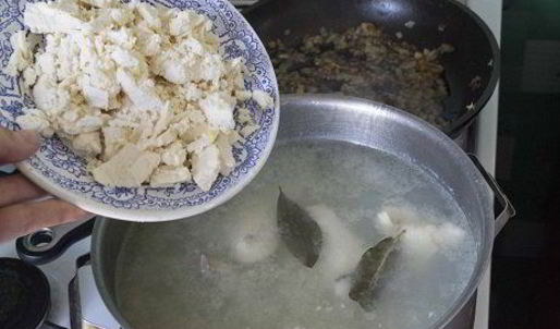 сырный суп с рисом и куриными кнелями