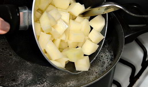 острый рыбный суп — уха с венгерским акцентом