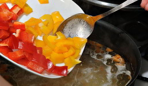 острый рыбный суп — уха с венгерским акцентом