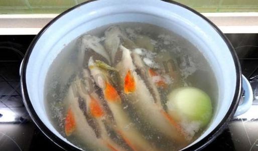 рыбный суп уха из речной рыбы