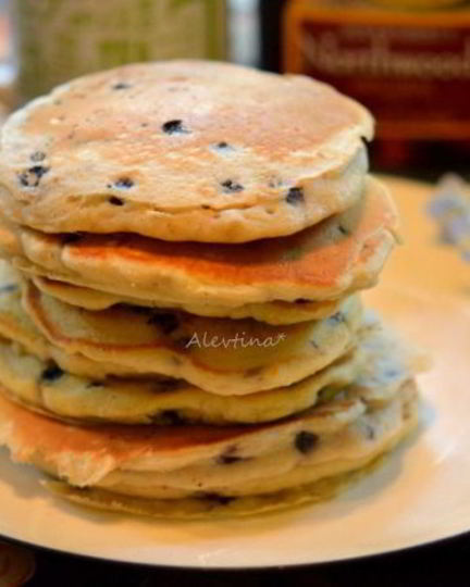 Рецепт блинов на кефире с ягодой