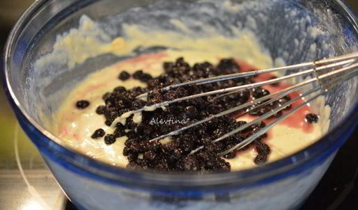 блины на кефире с ягодой