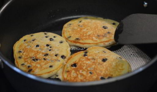 блины на кефире с ягодой