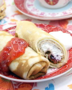 Блины на сливках с творогом и клубничным джемом