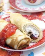 Блины на сливках с творогом и клубничным джемом